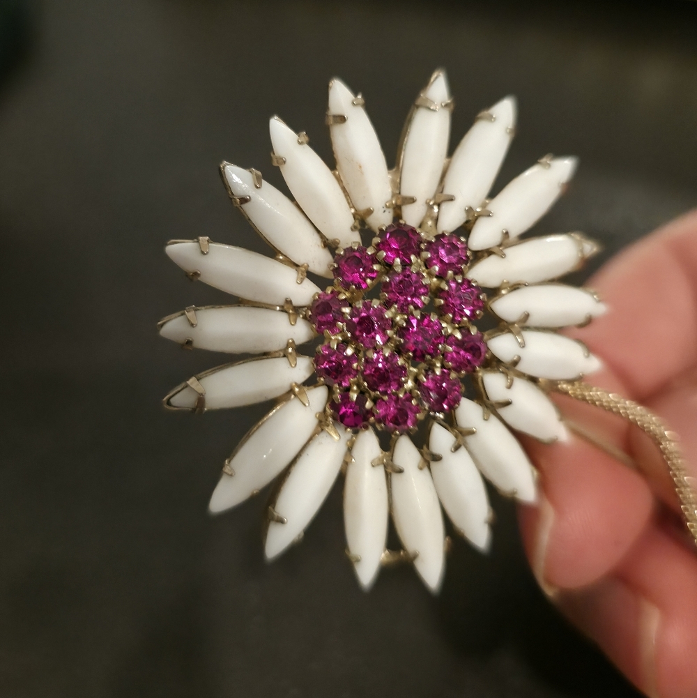 Vintage HENRY SCHREINER Daisy PIN Brooch Rhinestone Milk Glass - Picture 6 of 10